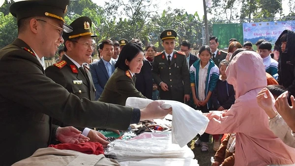 Công an cấp phát hàng hóa cho người dân xã Xuân Thái.