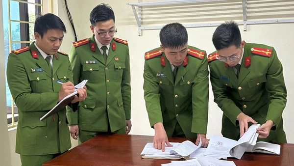 Lực lượng Công an nghiên cứu tài liệu liên quan vụ án.