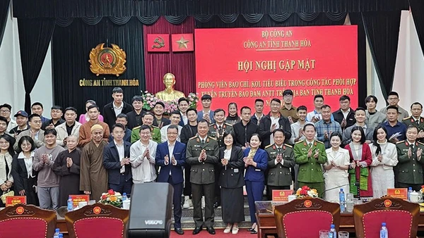 Lãnh đạo Công an tỉnh Thanh Hóa với người có ảnh hưởng trên không gian mạng tiêu biểu.