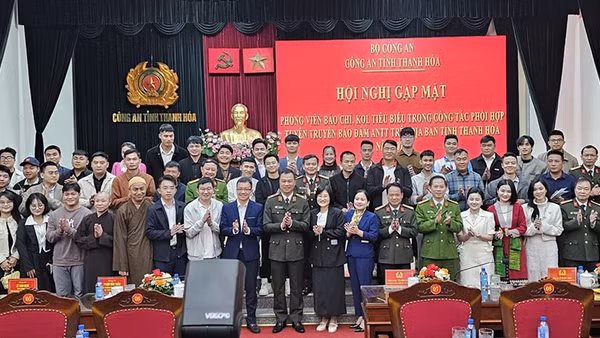 Lãnh đạo Công an tỉnh Thanh Hóa với người có ảnh hưởng trên không gian mạng tiêu biểu.