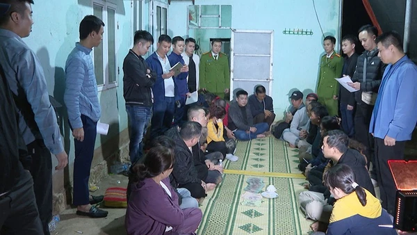 Công an bắt quả tang các đối tượng đang đánh bạc.