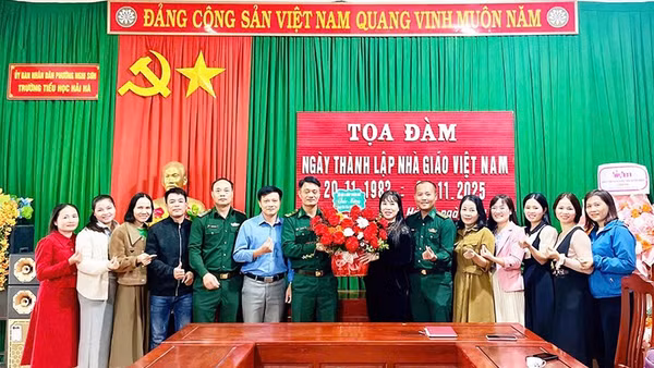 Bộ đội Biên phòng Thanh Hóa với giáo viên vùng biển đảo.