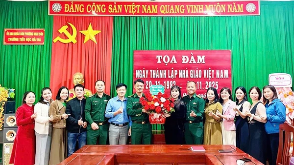 Bộ đội Biên phòng Thanh Hóa với giáo viên vùng biển đảo.