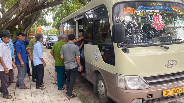 Công an xã, phường bố trí phương tiện đón, đưa thân nhân liệt sĩ.