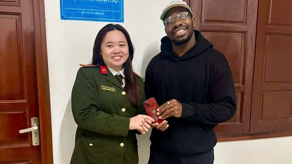 Công an phường Hạc Thành, tỉnh Thanh Hóa giao trả tài sản cho người nước ngoài đánh rơi.