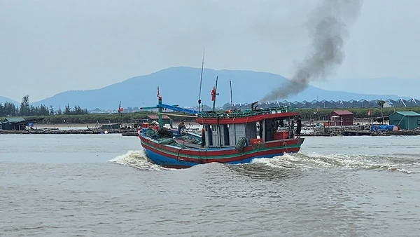 Phương tiện nghề cá di chuyển trên lạch Ghép, tỉnh Thanh Hóa.