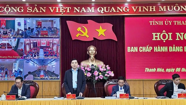 Đoàn chủ tọa điều hành hội nghị.