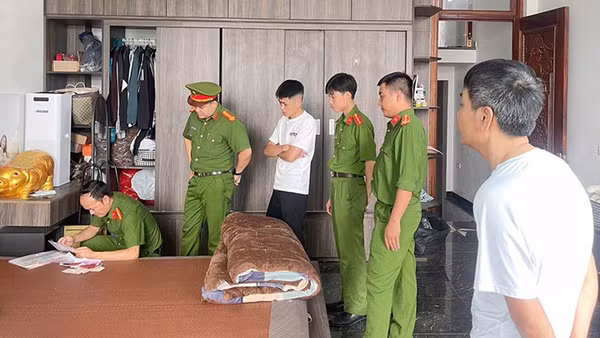 Công an khám xét nơi ở của đối tượng tham gia cá cược bóng đá. (Ảnh: Công an Thanh Hóa)