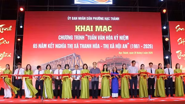 Các đại biểu cắt băng khai trương Tuần văn hóa Thanh Hóa-Hội An.