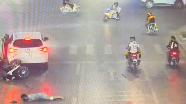 Hiện trường vụ tai nạn cùng hành vi không đội mũ bảo hiểm, tháo biển số phương tiện của các thiếu niên.