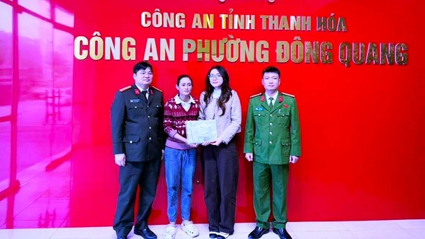Công an phường Đông Quang cùng các cá nhân giao, nhận lại tài sản.
