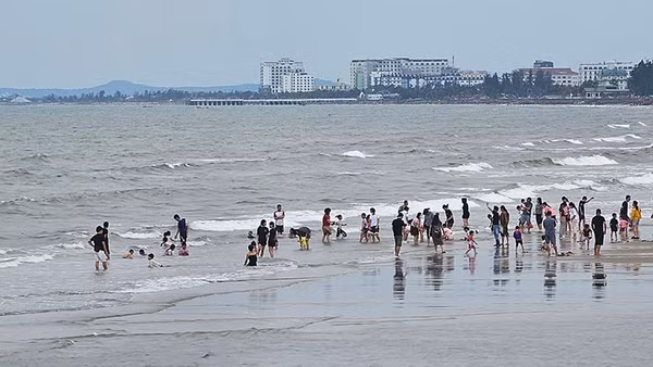 Một góc bãi biển cùng cơ sở lưu trú ở Khu du lịch biển Hải Tiến, tỉnh Thanh Hóa.