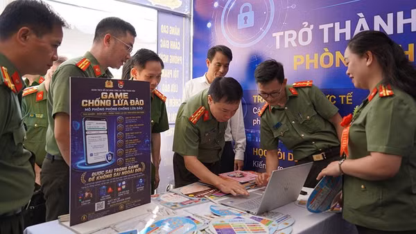 Lãnh đạo Công an tỉnh Thanh Hóa trải nghiệm tiện ích của khoa học, công nghệ, đổi mới sáng tạo và chuyển đổi số. (Ảnh: Công an Thanh Hóa)