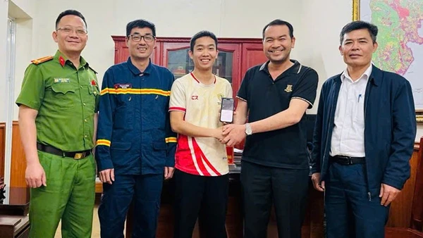 Cơ quan chức năng chứng kiến việc chuyển trả tài sản.