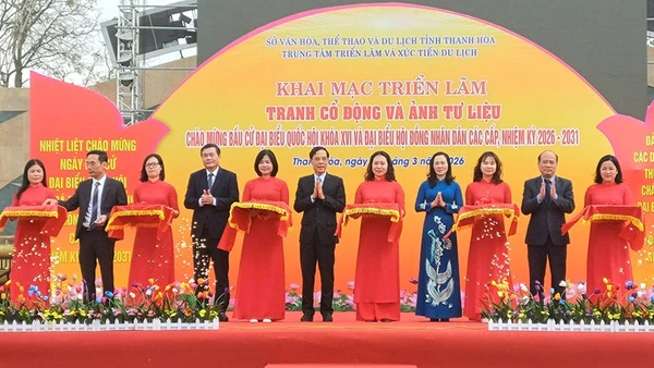 Các đại biểu cắt băng, khai mạc triển lãm.