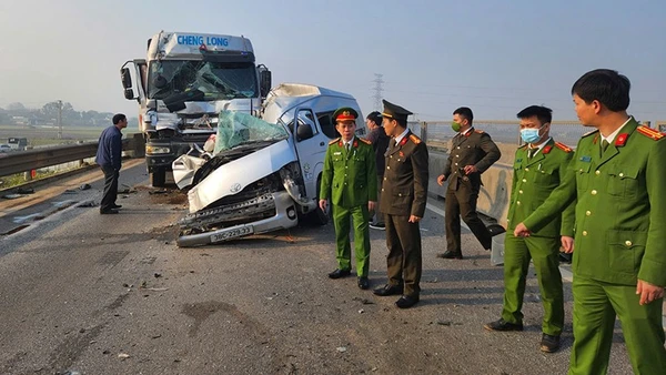 Lãnh đạo Công an tỉnh Thanh Hóa chỉ đạo khắc phục hậu quả vụ tai nạn giao thông.