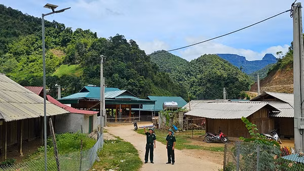 Bộ đội biên phòng lắp đèn chiếu sáng bằng năng lượng mặt trời ở bản vùng cao biên giới.
