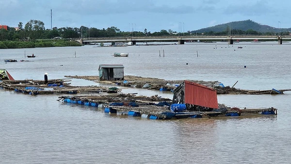 Bè nuôi thả thủy sản trên sông Bạng, phường Hải Bình, tỉnh Thanh Hóa.