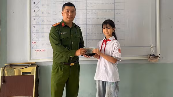 Nhặt được tài sản đánh rơi, Trang báo cáo, bàn giao cho Công an tìm chủ sở hữu tài sản.