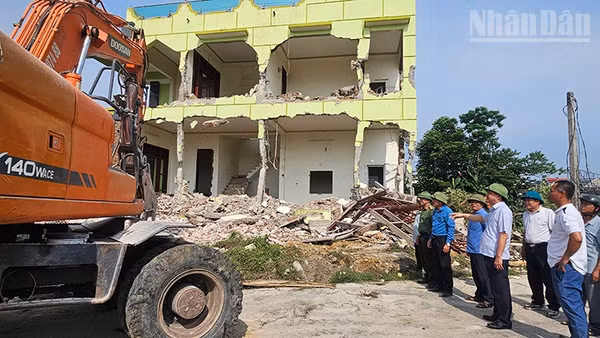 Phường Ngọc Sơn ra quân giải phóng mặt bằng phục vụ thi công tuyến đường bộ ven biển. (Ảnh: MAI LUẬN)