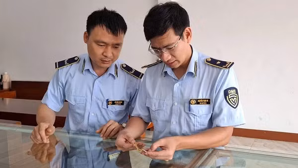 Quản lý thị trường ở Thanh Hóa phát hiện hàng hóa là dây chuyền vàng trang sức không rõ nguồn gốc, xuất xứ.