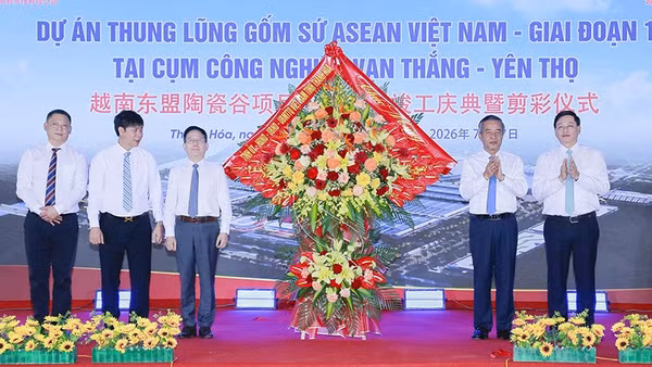 Lãnh đại tỉnh Thanh Hóa tặng hoa chúc mừng chủ đầu tư dự án.