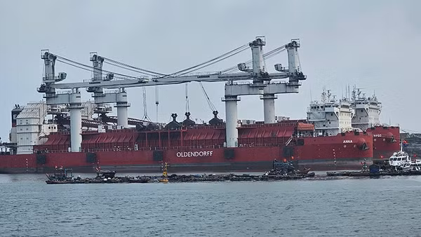 Tàu thuyền neo đậu bốc, dỡ hàng hóa ở Cảng Nghi Sơn.