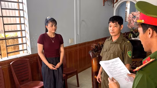 Công an thi hành quyết định khởi tố bị can.