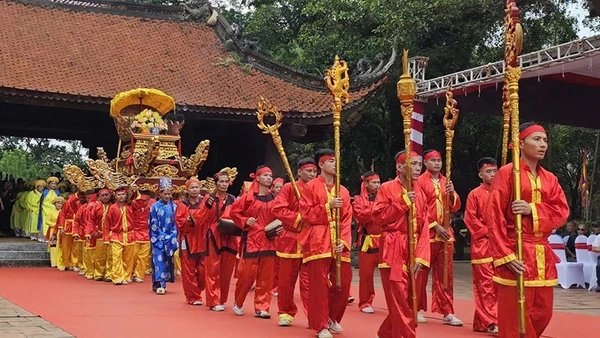 Rước kiệu Lê Lai về Lam Kinh cùng phối tế.