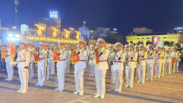 Đoàn nghi lễ Công an nhân dân công diễn quân nhạc.