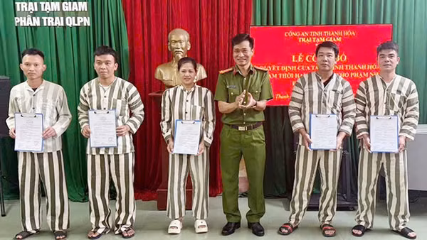 Công an Thanh Hóa trao quyết định giảm án cho các phạm nhân.