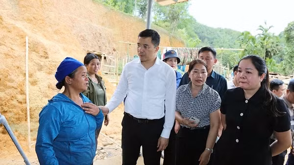 Lãnh đạo tỉnh Thanh Hóa động viên gia đình có nạn nhân tử vong do thiên tai ở xã Nam Xuân.