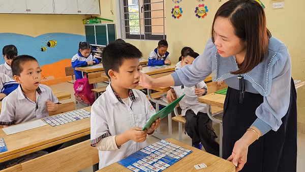 Giáo viên ở Thanh Hóa với học sinh tiểu học.