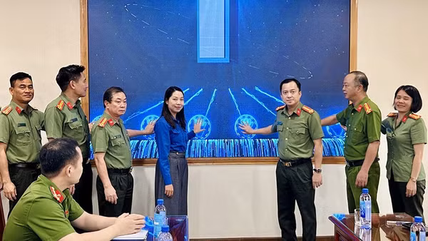 Các đại biểu thực hiện nghi thức ra mắt " Mô phỏng phòng, chống lừa đảo" (Ảnh Công an Thanh Hóa).