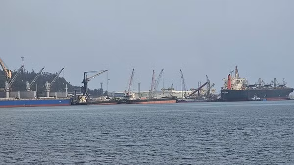 Tàu neo đậu tại cầu cảng ở Khu kinh tế Nghi Sơn, tỉnh Thanh Hóa.