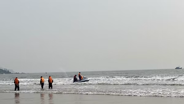 Lực lượng chuyên nghiệp tìm kiếm 2 thiếu nhi mất tích khi tắm biển.