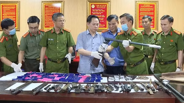 Công an xem xét vũ khí nóng thu hồi được.
