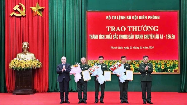Lãnh đạo Bộ Tư lệnh Biên phòng trao thưởng cho các tập thể lập công.