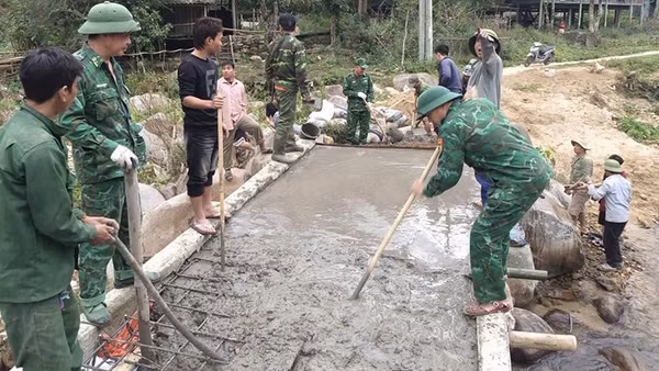 Bộ đội Biên phòng tham gia làm cầu, đường ở bản Co Cài, xã Trung Lý, tỉnh Thanh Hóa.