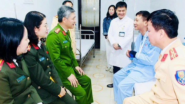 Công an Thanh Hóa thăm đồng đội bị thương khi thực hiện nhiệm vụ.