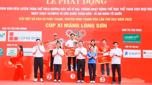 Lãnh đạo tỉnh Thanh Hóa trao giải nhất, nhì, ba cho các đoàn thể thao đạt thành tích xuất sắc.