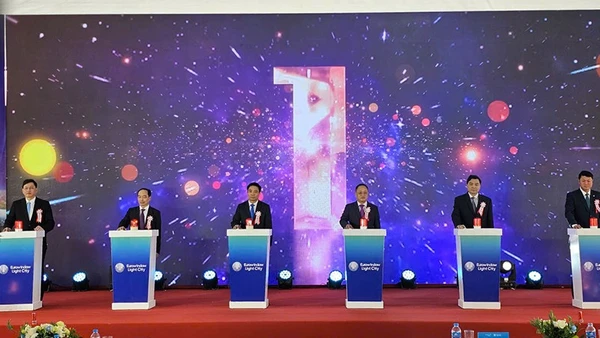 Các đại biểu khởi công dự án.