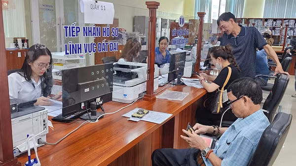 Người dân làm thủ tục hành chính liên quan đất đai ở phường Hạc Thành.