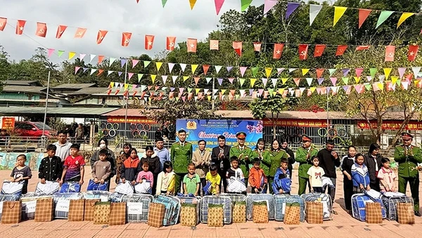 Những phần quà chan chứa yêu thương được trao tặng tới học sinh xã Mường Chanh, tỉnh Thanh Hóa.