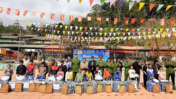 Những phần quà chan chứa yêu thương được trao tặng tới học sinh xã Mường Chanh, tỉnh Thanh Hóa.