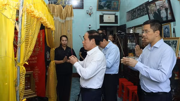 Phó Thủ tướng Chính phủ và lãnh đạo tỉnh Thanh Hóa viếng Anh hùng Lực lượng vũ trang nhân dân Ngô Thị Tuyển.