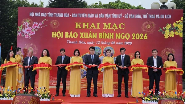 Các đại biểu cắt băng khai mạc Hội báo Xuân 2026.