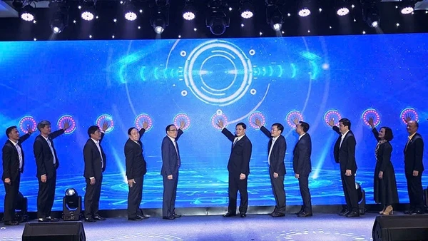 Các đại biểu thực hiện nghi thức ra mắt logo mới của Hiệp hội doanh nghiệp tỉnh Thanh Hóa.