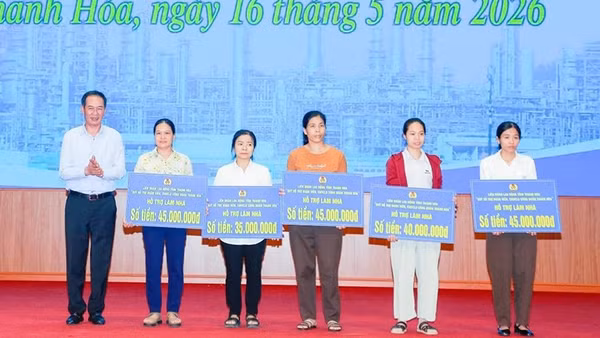 Lãnh đạo Tỉnh ủy, Mặt trận Tổ quốc tỉnh Thanh Hóa trao khoản hỗ trợ cho công nhân cải thiện khó khăn về nhà ở.