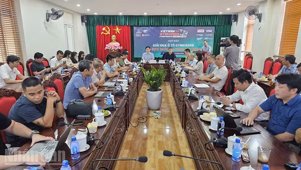 Quang cảnh buổi họp báo. ( Ảnh: Mai Luận)